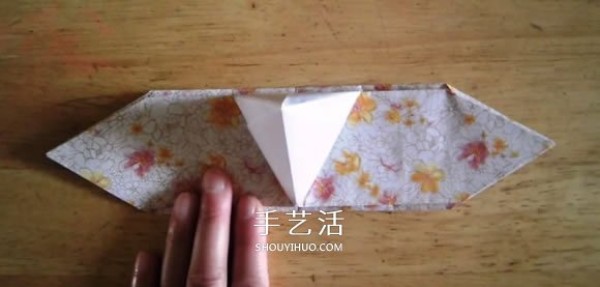 Detailed step-by-step diagram of the folding method of hand-made origami rice dumplings for the Dragon Boat Festival