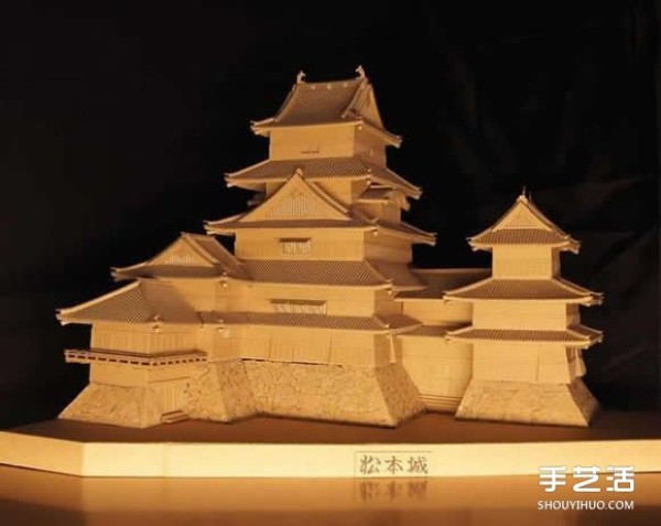 Paper models made of corrugated paper are world-famous ancient Japanese buildings