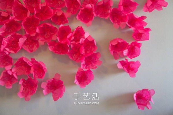 Hide the spring at home and use tissue paper to make hand-made flowers to decorate the walls