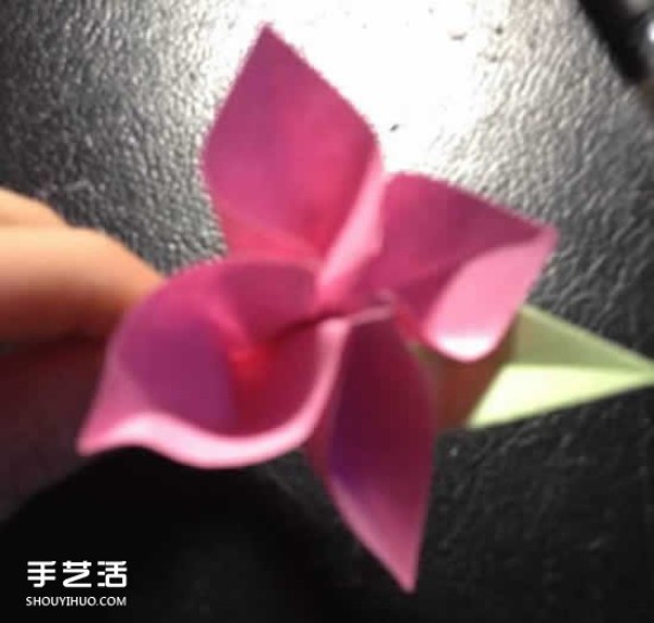 How to fold a four-petaled flower with illustrated steps. How to make an origami four-petaled flower by hand