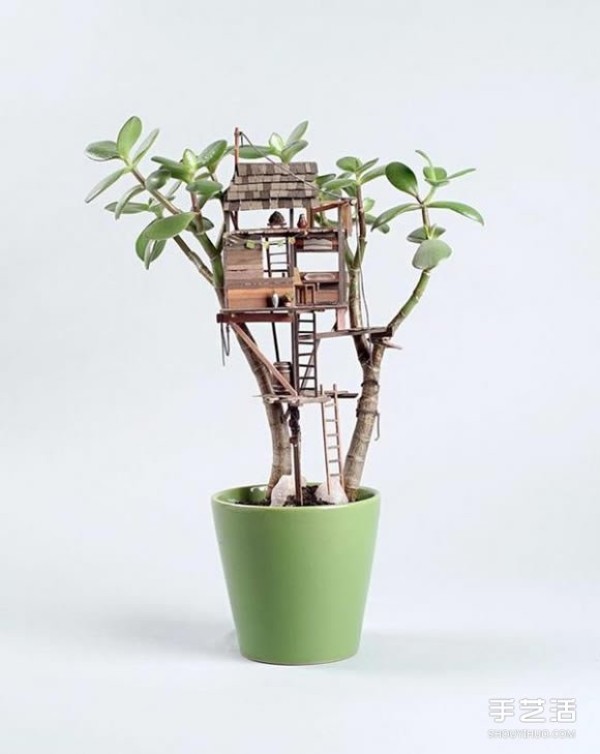 The picture of the mini tree house model builds a small world on the potted plant