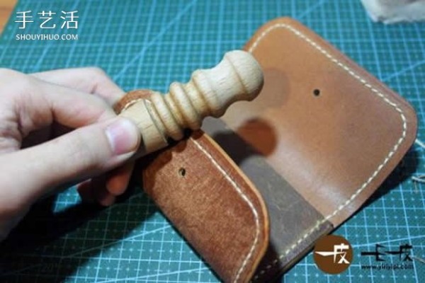 Handmade leather key bag making tutorial DIY key bag tutorial illustration