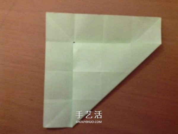 How to fold a lucky four-leaf clover and how to make an origami four-leaf clover step by step" border= "0" width="580" height="360" src="https://img.111diy.com/timthumb.php?src=/d/file/20220112/cr24553tkej.jpg" /></p>
<p>Fold both sides equally, leaving creases. </p>
<p align="center"><img alt="Illustration of how to fold a lucky four-leaf clover Step by step diagram of how to make origami four-leaf clover"  alt=