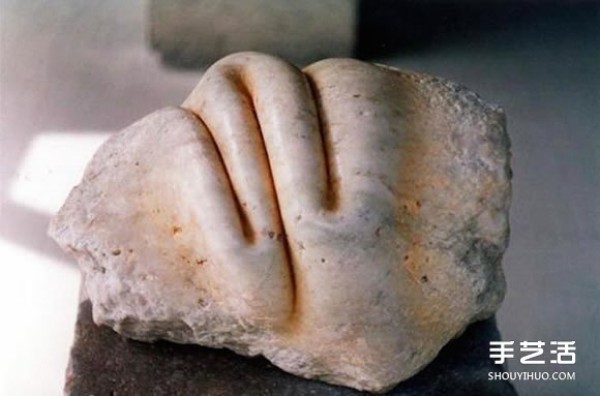 The stone carvings made by skillful hands are given smooth and natural curves