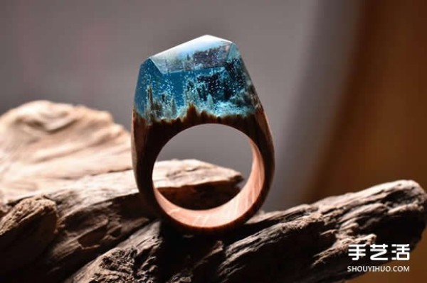 The handmade wooden ring hiding the mysterious and majestic scenery makes people unable to let their eyes leave