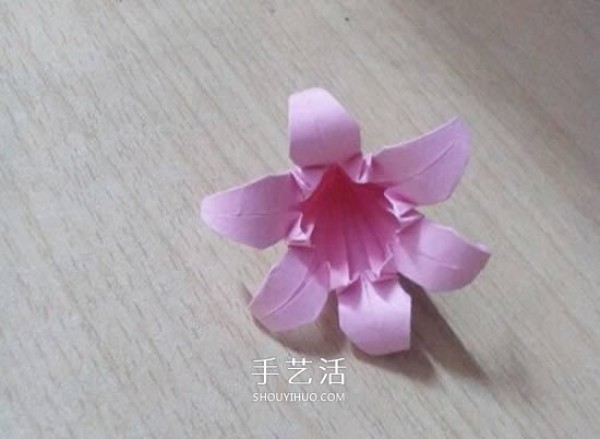 Six-petal lily origami illustration, tutorial on how to make origami six-petal lily