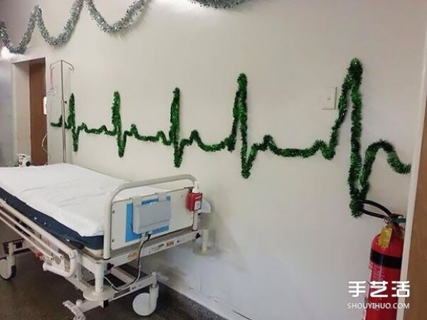 Hospital Christmas decorations use condoms to make a Christmas tree! 