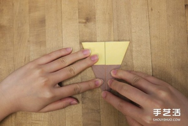 Illustration of how to fold a sunflower.The process of making handmade origami sunflowers