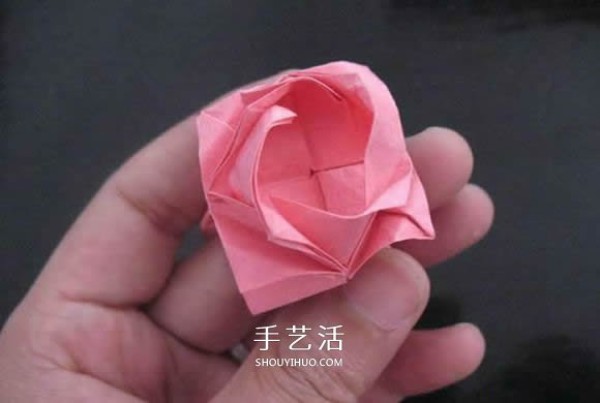 Giving a small gift to your first love! Illustration of how to fold an origami rose ring