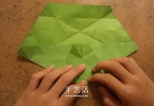 How to fold beautiful paper flowers, step-by-step illustration of hand-made origami six-pointed star flower