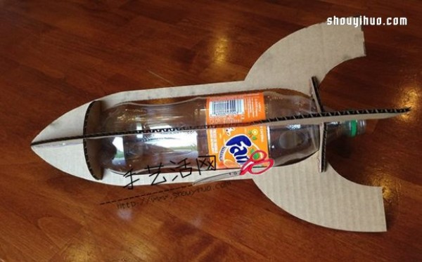 Handmade rocket model toys are made of beverage bottles and corrugated paper