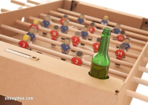 Using cardboard to make your own table football machine, the prerequisite is that you are ingenious enough! 