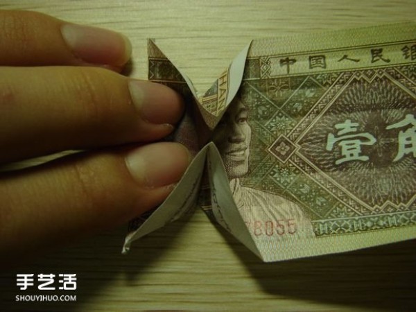 Paper money origami camera illustration and a detailed explanation of how to fold a dollar bill into a camera