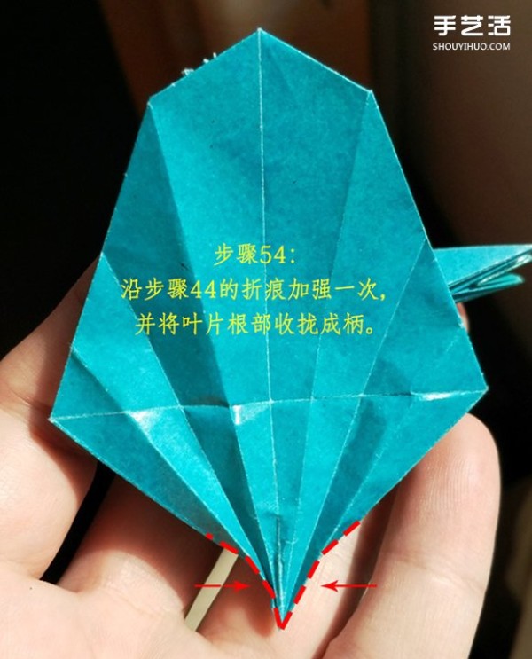 The folding method of the frog on the leaf illustrates the process of the frog on the origami leaf