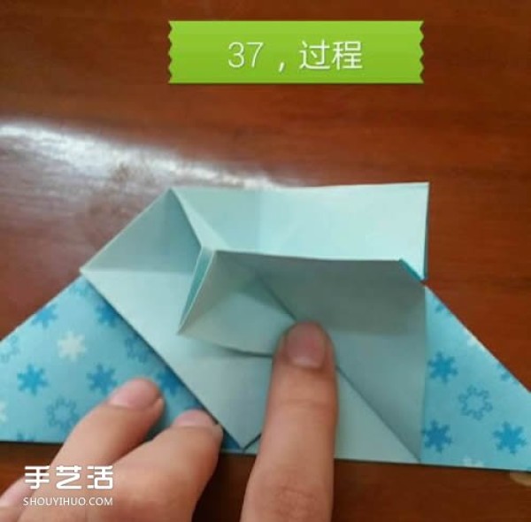 Illustration of folding a butterfly flying into a heart, step-by-step folding of a butterfly heart-shaped origami