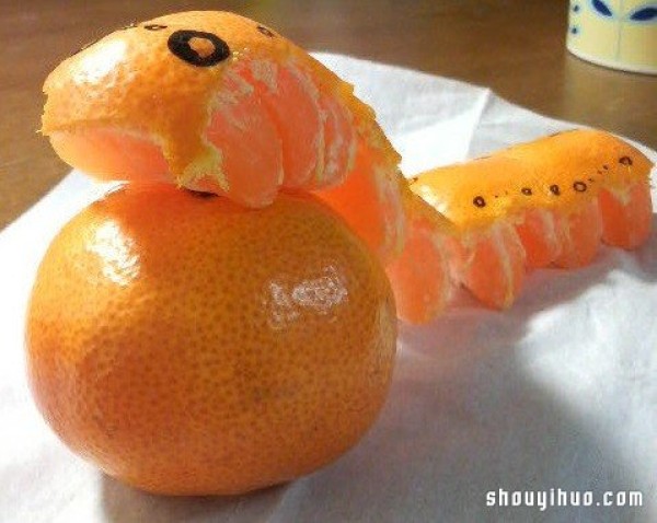 Japanese spoof of creative DIY orange caterpillars that eat oranges