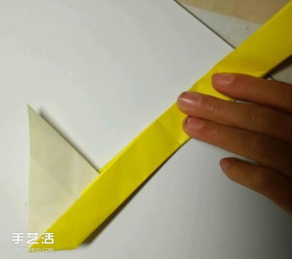 Illustrated tutorial on folding origami yuanxiao including a spoon for holding yuanxiao