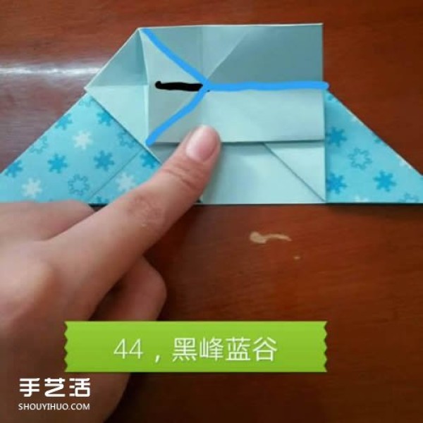 Illustrations on how to fold a butterfly flying into a heart, step-by-step instructions on origami with a butterflys heart shape