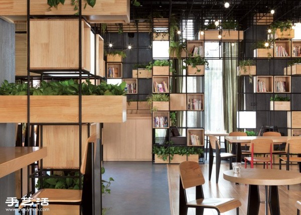 The smart design of Beijing Home Cafe with natural partitions of plants