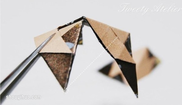 Illustrations of folding origami three-dimensional rhombuses for use as packaging boxes or pendants