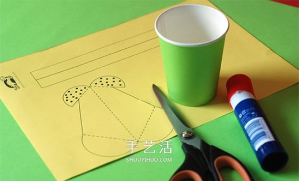 How to make a handmade watering kettle for children from a disposable paper cup