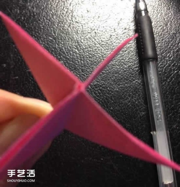 How to fold a four-petaled flower with illustrated steps. How to make an origami four-petaled flower by hand