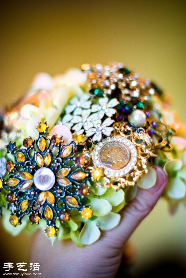 Hand-making tutorial on brooch and bouquet