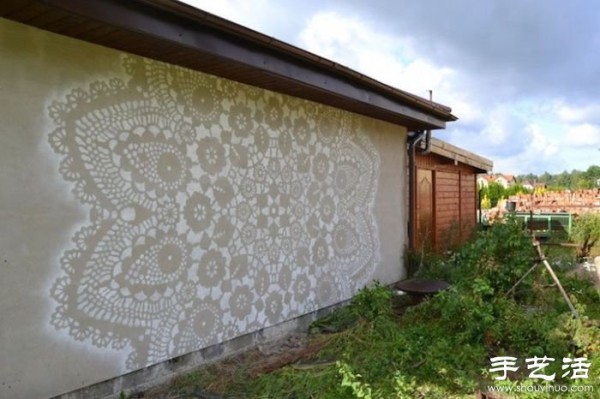 Lace pattern graffiti that beautifies the city