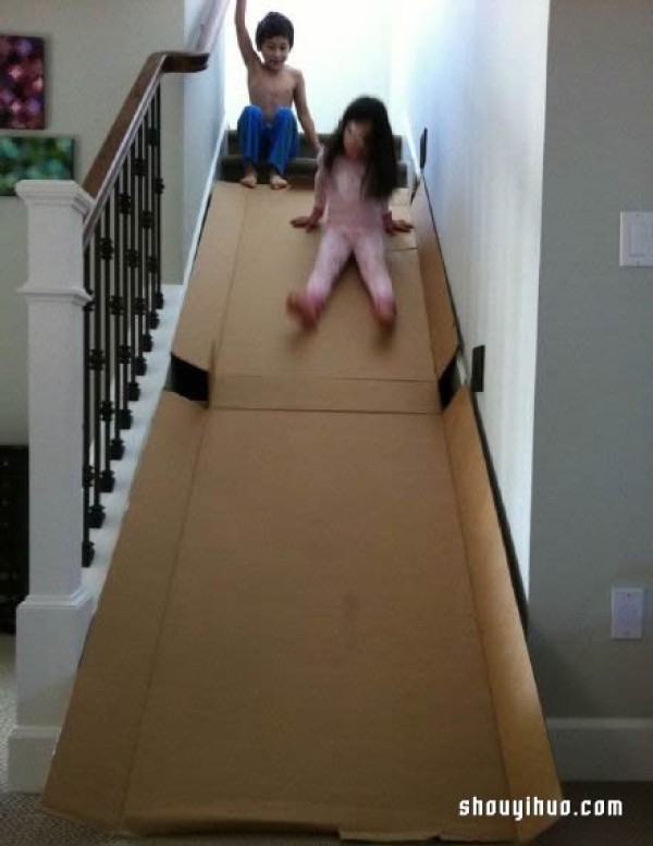 DIY waste cartons to make a slide, if you have stairs at home, try it