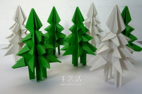 How to fold a three-dimensional Christmas tree, illustration of how to fold a three-dimensional Christmas tree for children