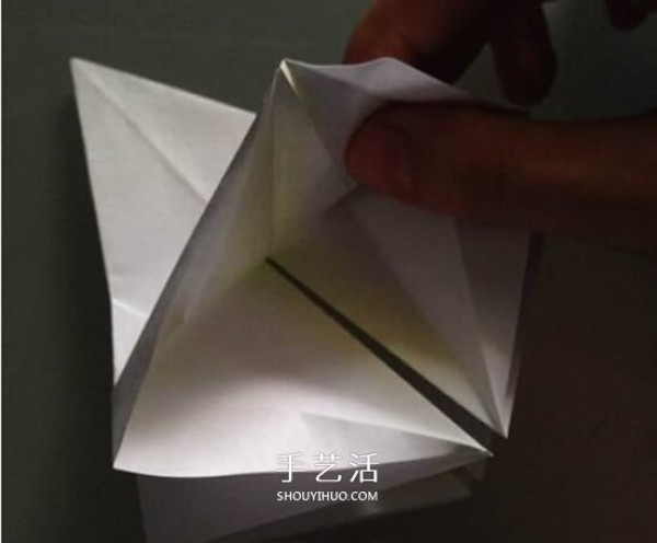 Illustration of how to fold paper lilies, step-by-step instructions for folding lilies