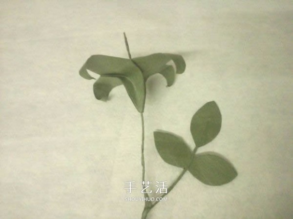 How to make origami roses with step-by-step instructions on how to fold 25-petal roses using hand-kneaded paper