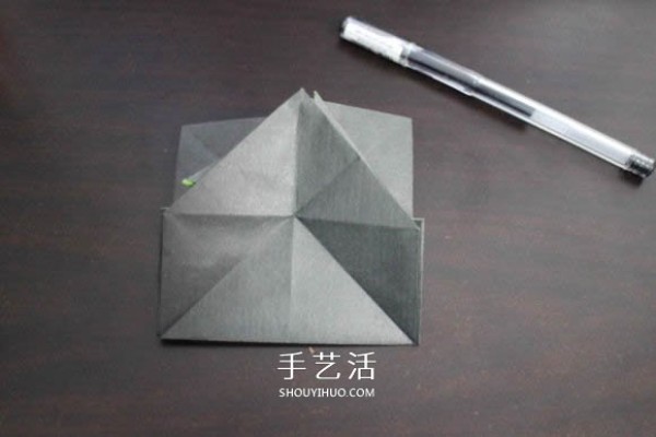 Nike logoIllustration of the origami method of folding the NIKE logo