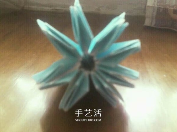 Illustration of how to fold an eight-petal chrysanthemum. A three-dimensional chrysanthemum origami tutorial for the Double Ninth Festival