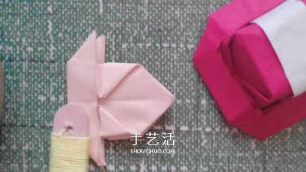 The origami method of a simple small hat, how to fold a brimmed hat with illustrations