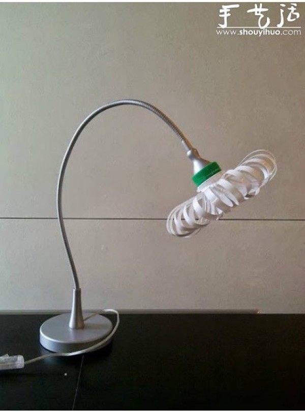 Plastic bottles transform table lamps into DIY beautiful flower lampshades