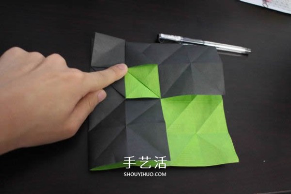 Illustrations of how to fold the NIKE logo using the origami method