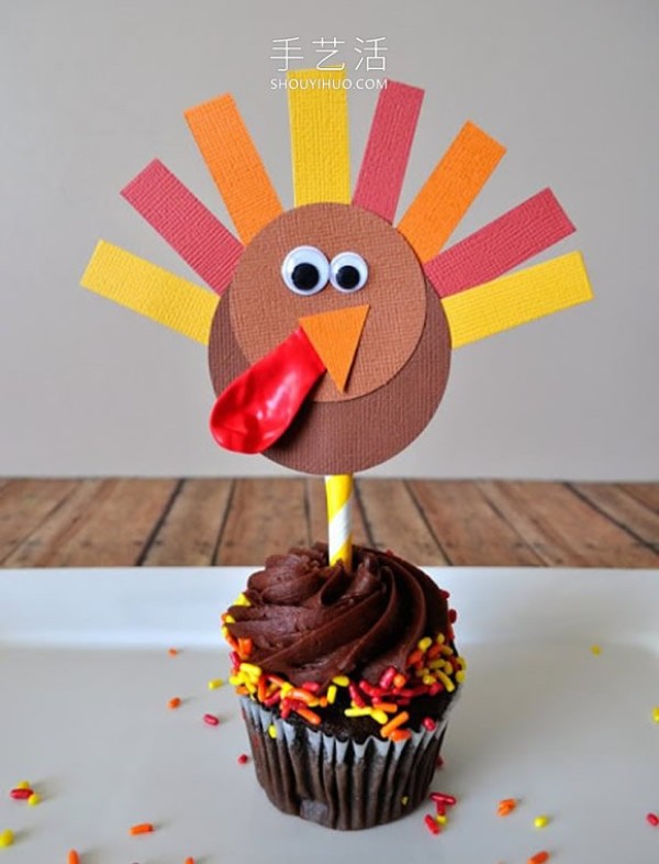 Handmade turkey with a Thanksgiving cake decorationTutorial