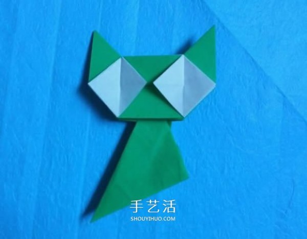 Step-by-step diagram of origami for a handmade kitten. Illustration of how to fold a cute kitten