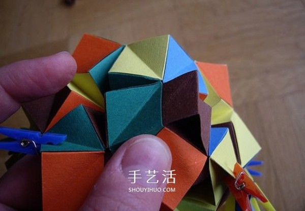 The steps of folding a paper ball and the picture of the detailed steps of origami balls