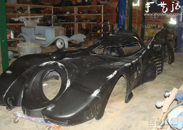 An American uncle rebuilt a broken car to make a homemade Batman tank