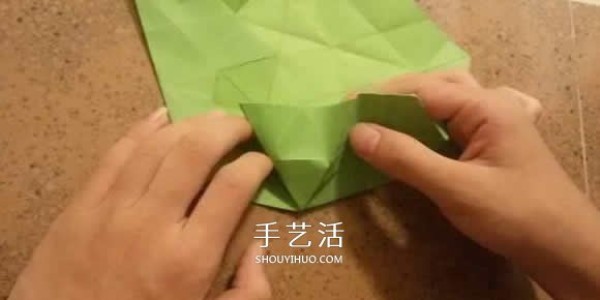 How to fold beautiful paper flowers, step-by-step illustration of hand-made origami six-pointed star flower