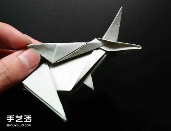 Super complex origami shark illustration, detailed steps for folding a three-dimensional shark