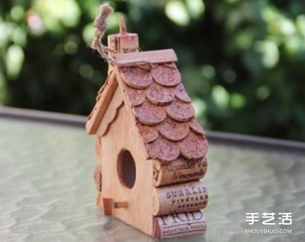 Use red wine bottle cork waste to DIY a cute dollhouse birdcage