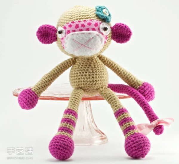 The cute crocheted animal dolls are beautiful and healing