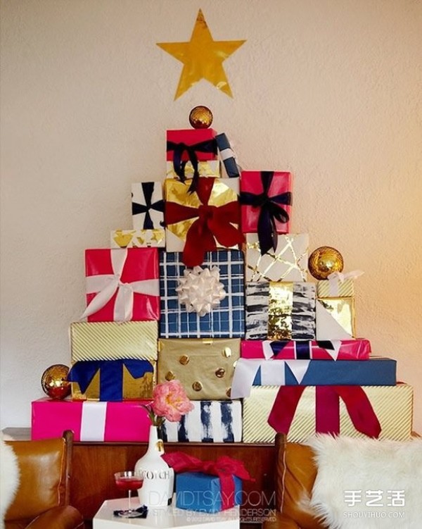 Use the small things around you to make a mini Christmas tree, which is environmentally friendly and warm