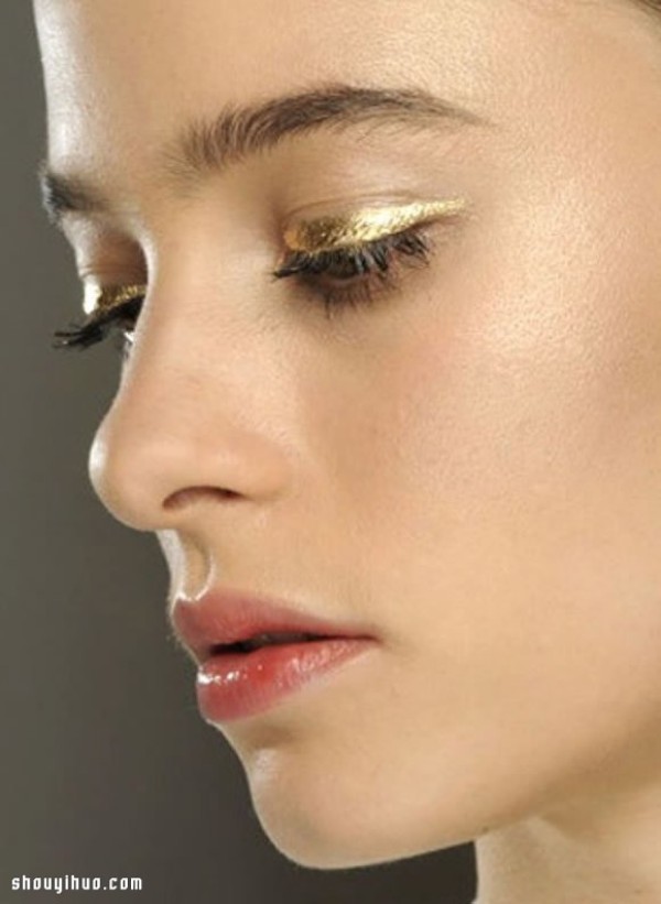 Year-end party must-haves: bold and eye-catching metallic eye makeup