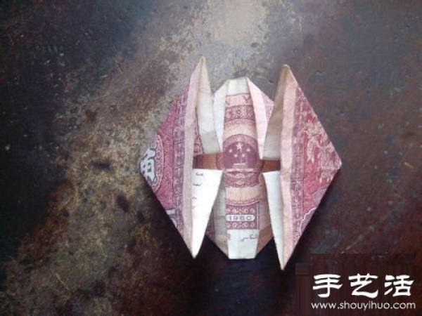 Illustrated tutorial on how to fold paper money