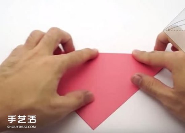 Picture of how to fold an envelope with a heart. Illustration of how to fold a love letter on heart-shaped stationery