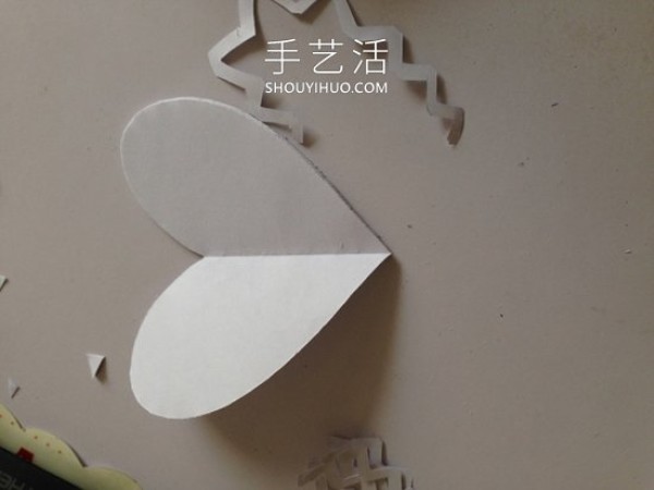 Illustration of how to make hand-made three-dimensional heart-shaped cards from cardboard